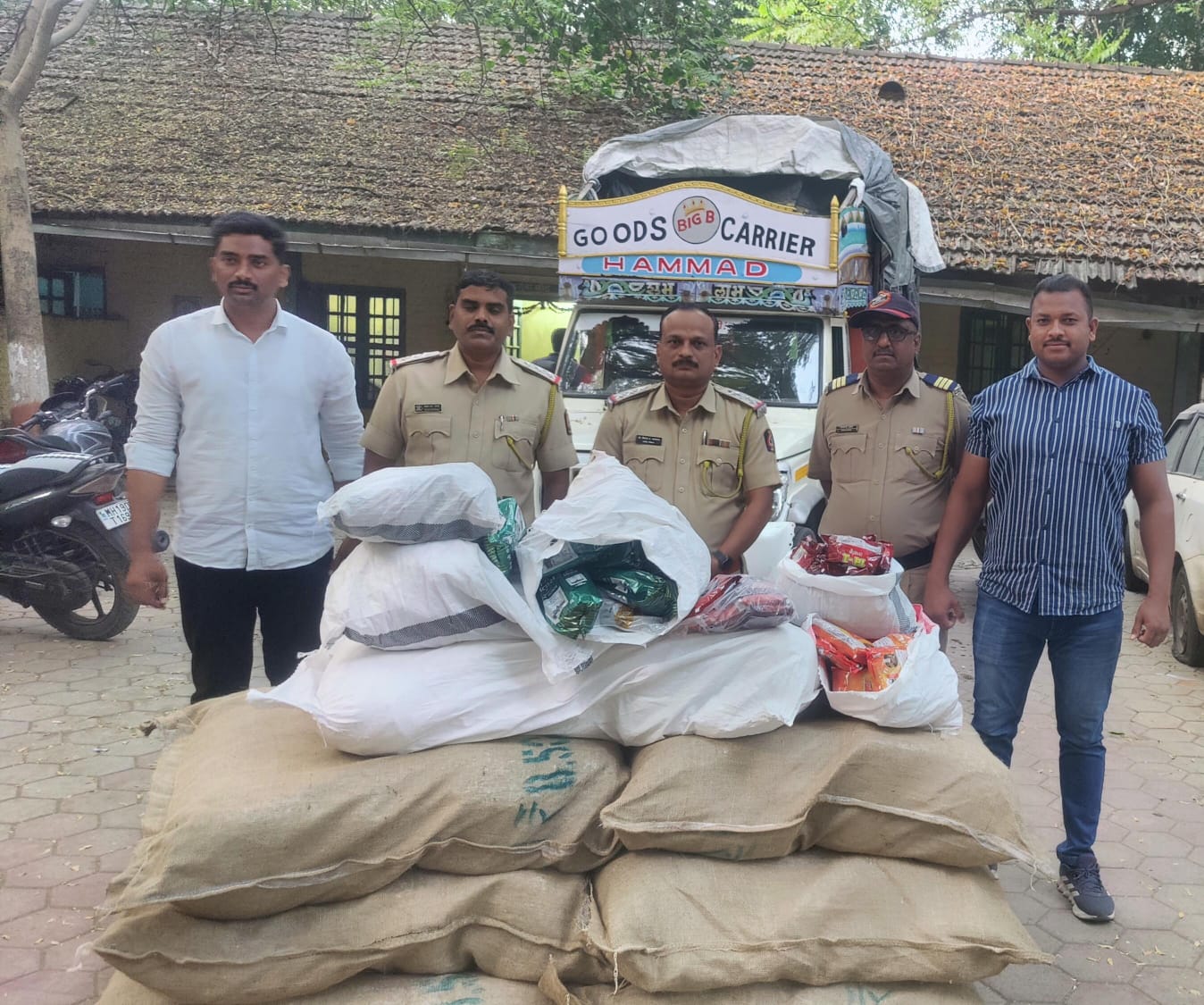 रावेर पोलीस स्टेशन यांनी चोरवड नाका येथे २२,०११६०/- रु किंमतीचा विलम गुटखा व वाहन मुद्देमालासह जप्त करण्यात आले.